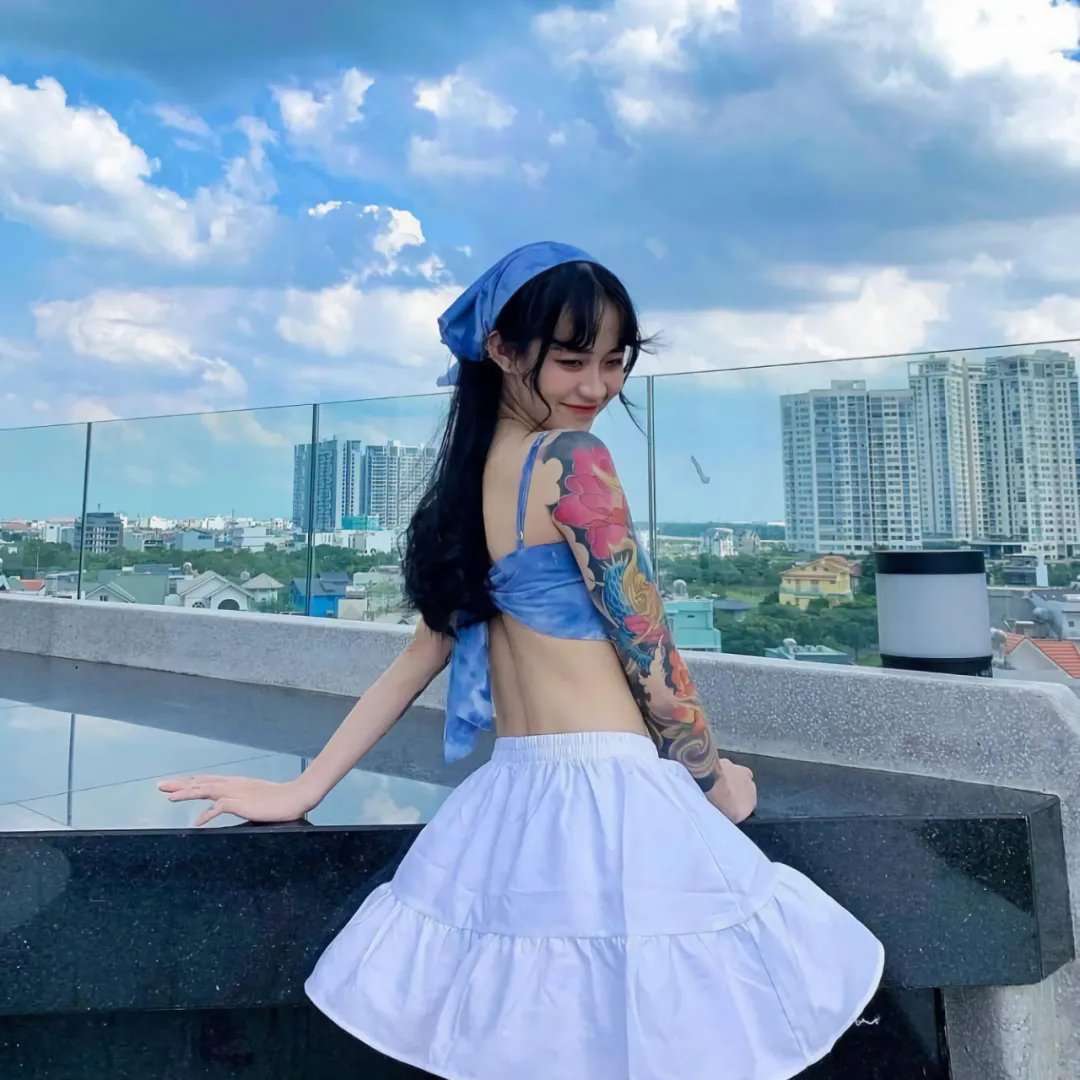 戴流苏耳环的少女